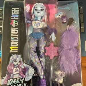 monster high Abbey Bominable Doll – Purple, Blue & White Outfit